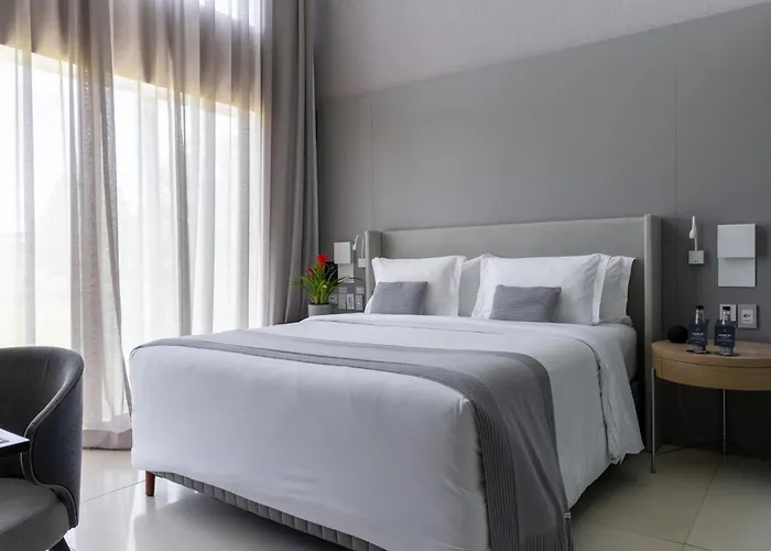 Suryaa Hotel Pinhais, Curio Collection By Hilton